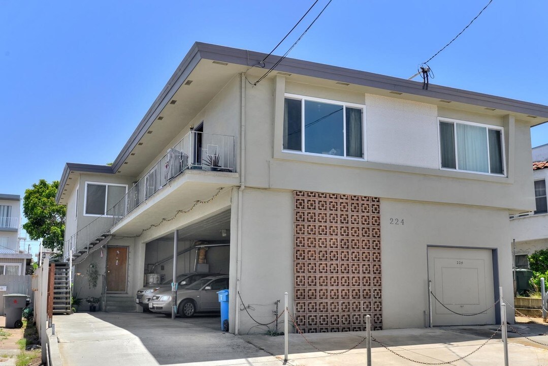 224 Santa Dominga Ave in San Bruno, CA - Foto de edificio