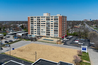 Continental Towers in Lexington, KY - Building Photo - Building Photo