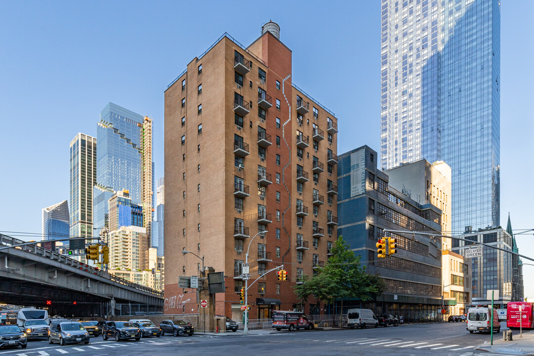 Metro in New York, NY - Building Photo