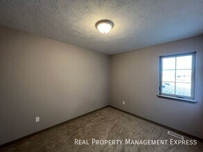 3 Bed 2.5 Bath Townhome w/ Two-Stall Garag in Sioux Falls, SD - Building Photo - Building Photo