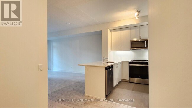 4955 Yonge St in Toronto, ON - Building Photo - Building Photo