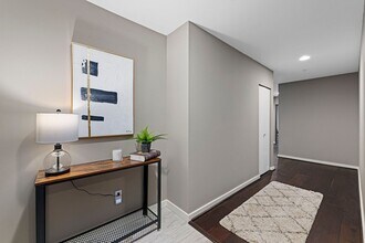 2440 Western Ave in Seattle, WA - Building Photo - Building Photo