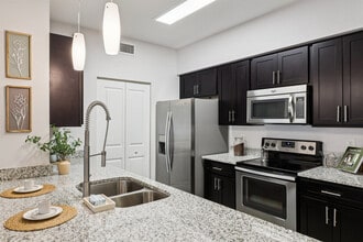 Mila Apartments in North Miami Beach, FL - Foto de edificio - Building Photo