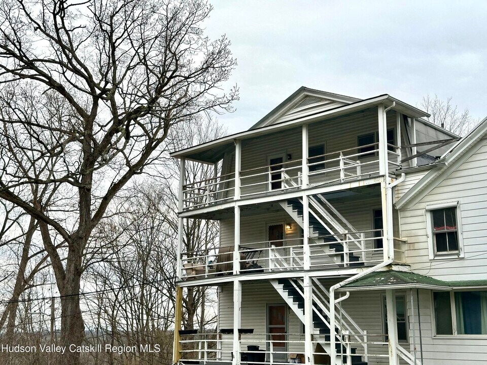 6140 NY-9G in Hudson, NY - Building Photo