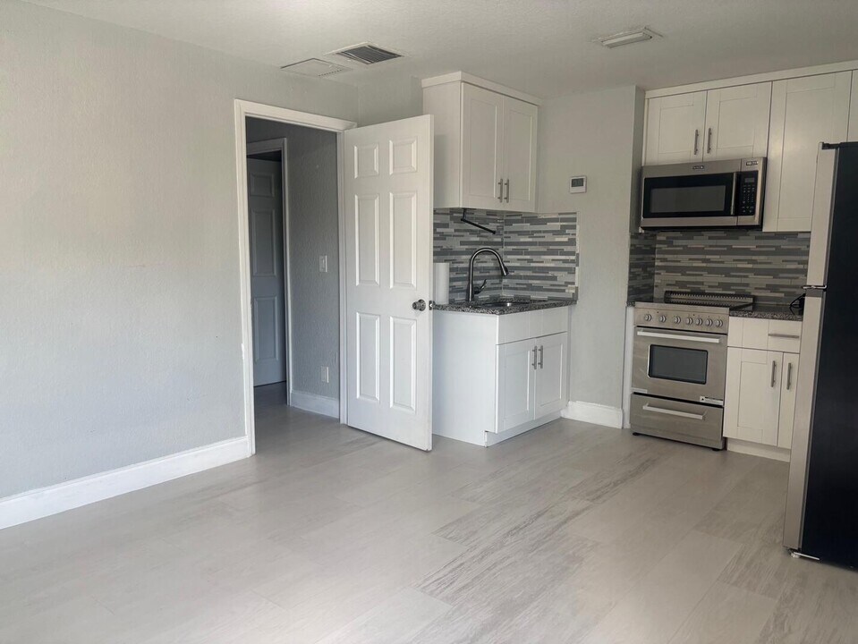 2725 Prairie Ln in West Palm Beach, FL - Building Photo