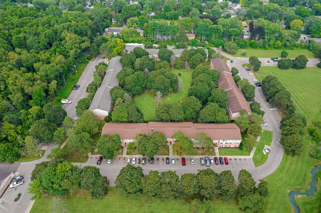 Country Meadows in Ypsilanti, MI - Foto de edificio - Building Photo