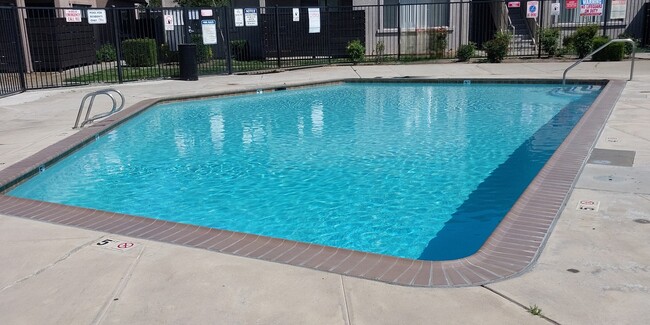 Vista Verde Apartments in Manteca, CA - Foto de edificio - Building Photo