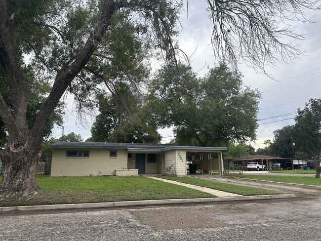 2001 E Mesquite Ln in Victoria, TX - Building Photo - Building Photo