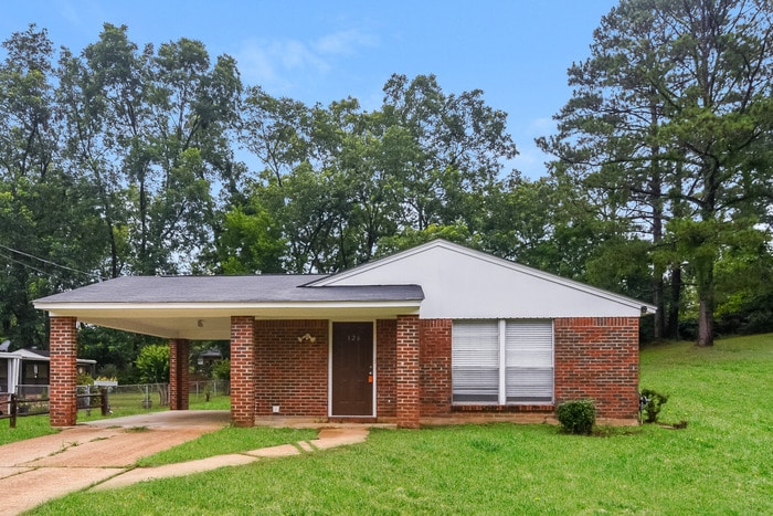 126 Magnolia Dr in Prattville, AL - Building Photo