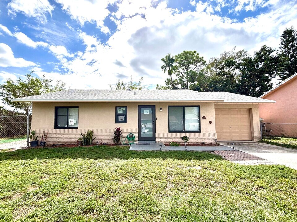 6282 Wauconda Way W in Greenacres, FL - Building Photo
