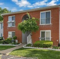 505 Harding Rd in Freehold, NJ - Building Photo