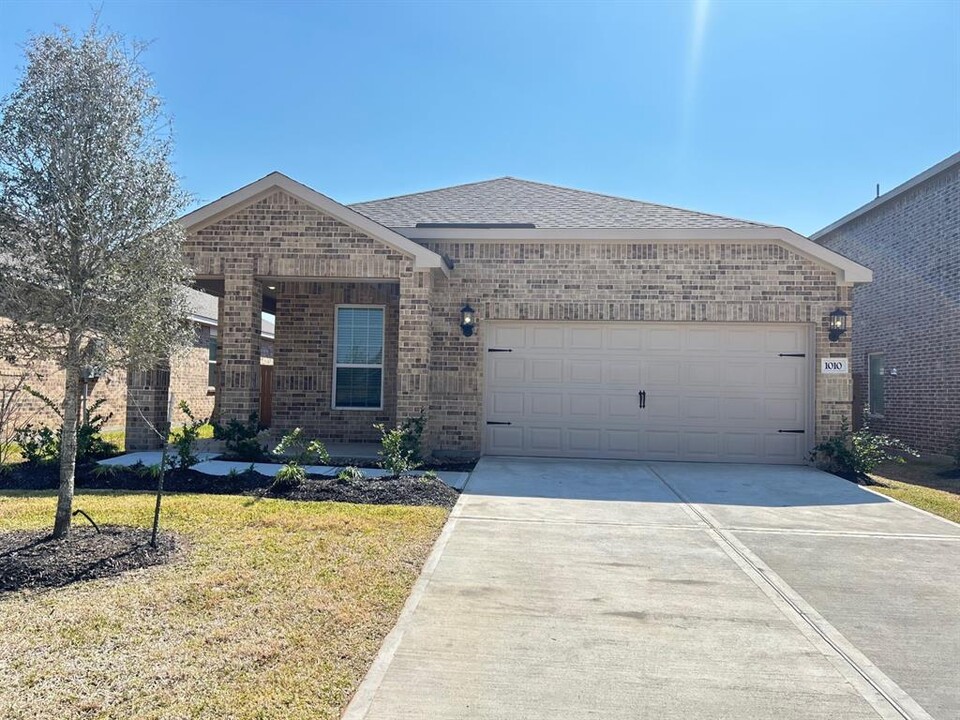 1010 Whispering Winds Dr in Beasley, TX - Building Photo