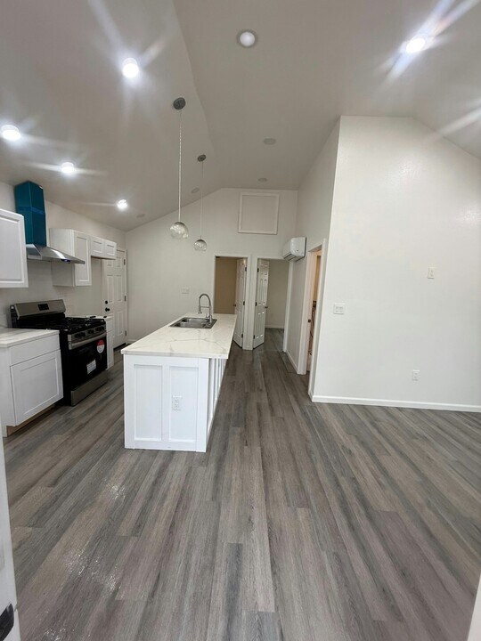 4619 S Raymond Ave in Los Angeles, CA - Building Photo