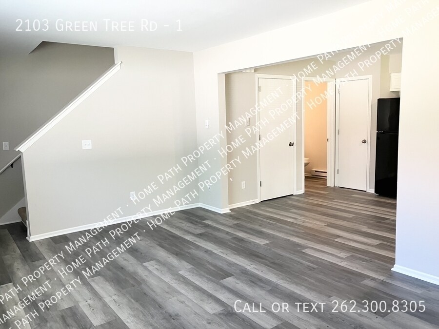 2103 Green Tree Rd in West Bend, WI - Building Photo