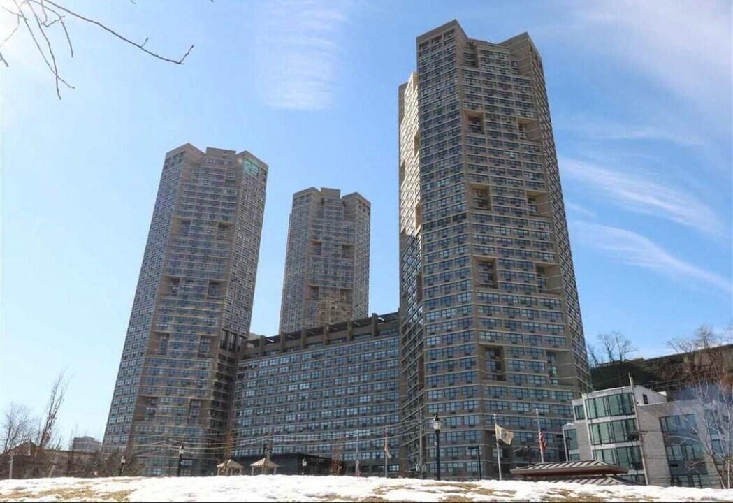 7002 JFK Blvd E in West New York, NJ - Building Photo