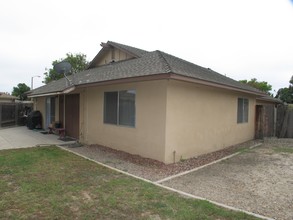 9413-9415 Petit Cir in Ventura, CA - Foto de edificio - Building Photo