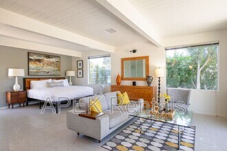 2204 W Acacia Rd in Palm Springs, CA - Foto de edificio - Building Photo