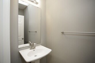 Holly Ridge Townhomes in Kansas City, MO - Building Photo - Building Photo