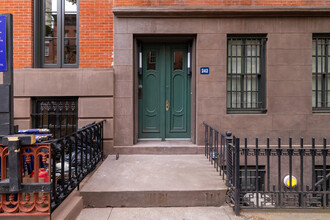 242 W 12th St in New York, NY - Building Photo - Building Photo