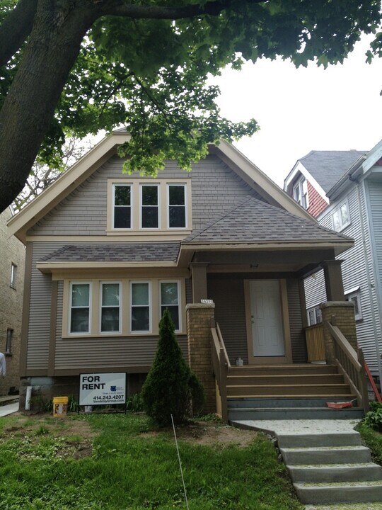 3429 N Oakland Ave in Milwaukee, WI - Building Photo