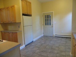 558 Riverside Ave-Unit -1 in Medford, MA - Foto de edificio - Building Photo