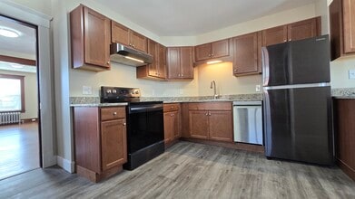 39 W School St, Unit B in Westfield, MA - Building Photo - Building Photo