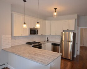 12 Chelsea St, Unit 2 in Boston, MA - Foto de edificio - Building Photo