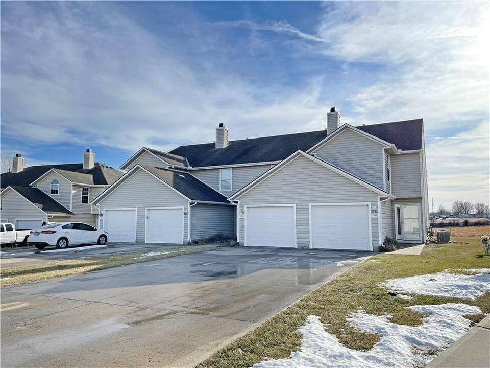 1244 NW Phelps Dr in Grain Valley, MO - Foto de edificio