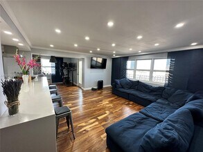 401 Golden Isles Dr in Hallandale Beach, FL - Building Photo - Building Photo