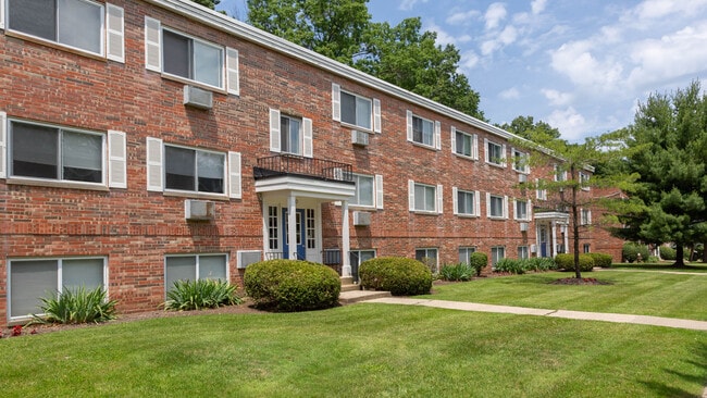 Kensington Club Apartments in Rocky River, OH - Foto de edificio - Building Photo