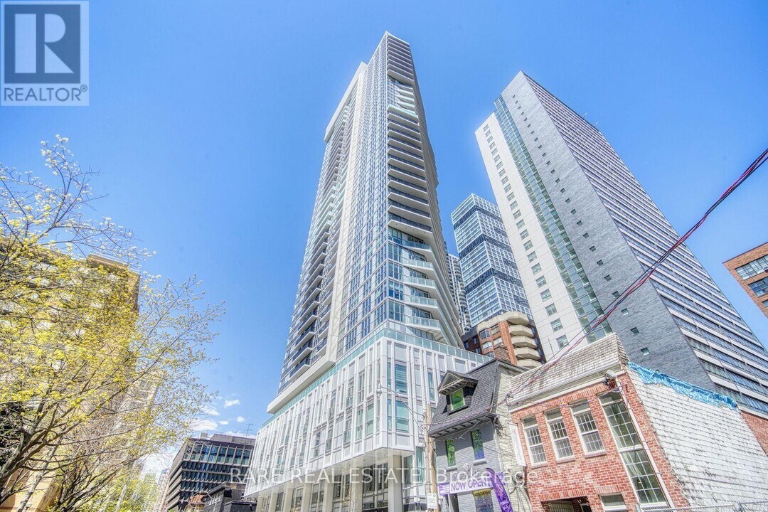 77-3377 Mutual St in Toronto, ON - Building Photo