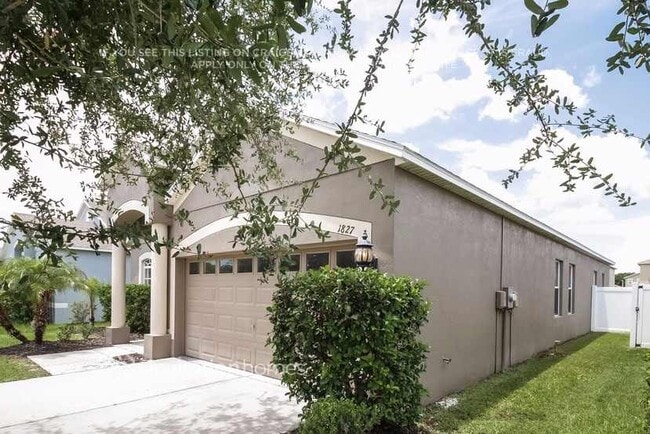 1827 Atlantic Dr in Ruskin, FL - Foto de edificio - Building Photo