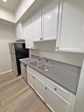 2969 Kelton Ave, Unit 301 in Los Angeles, CA - Foto de edificio - Building Photo