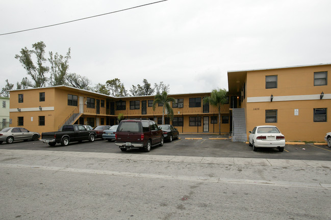 Ankh & Sun Apartments in Miami, FL - Foto de edificio - Building Photo