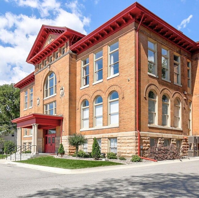 Pierce School Lofts in Davenport, IA - Foto de edificio - Building Photo