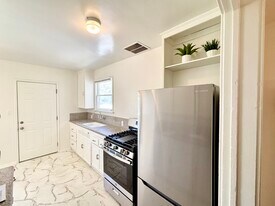 2338 Keeler St in Burbank, CA - Building Photo