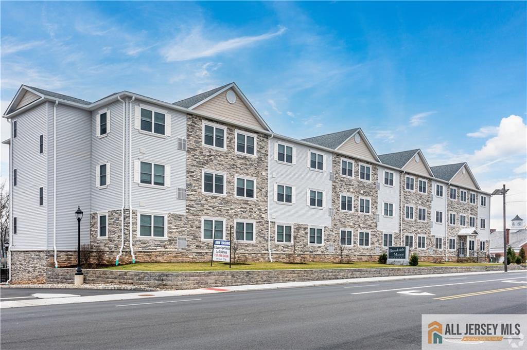 1025 Raritan Rd in Clark, NJ - Building Photo