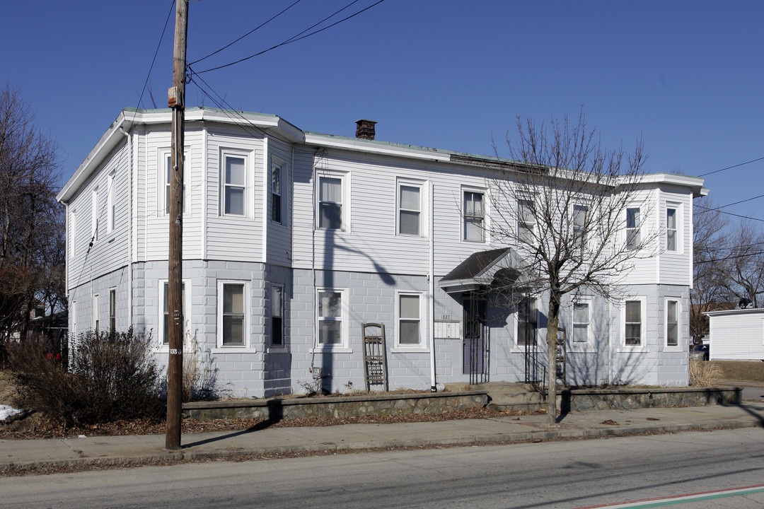 1627 Cranston St in Cranston, RI - Building Photo