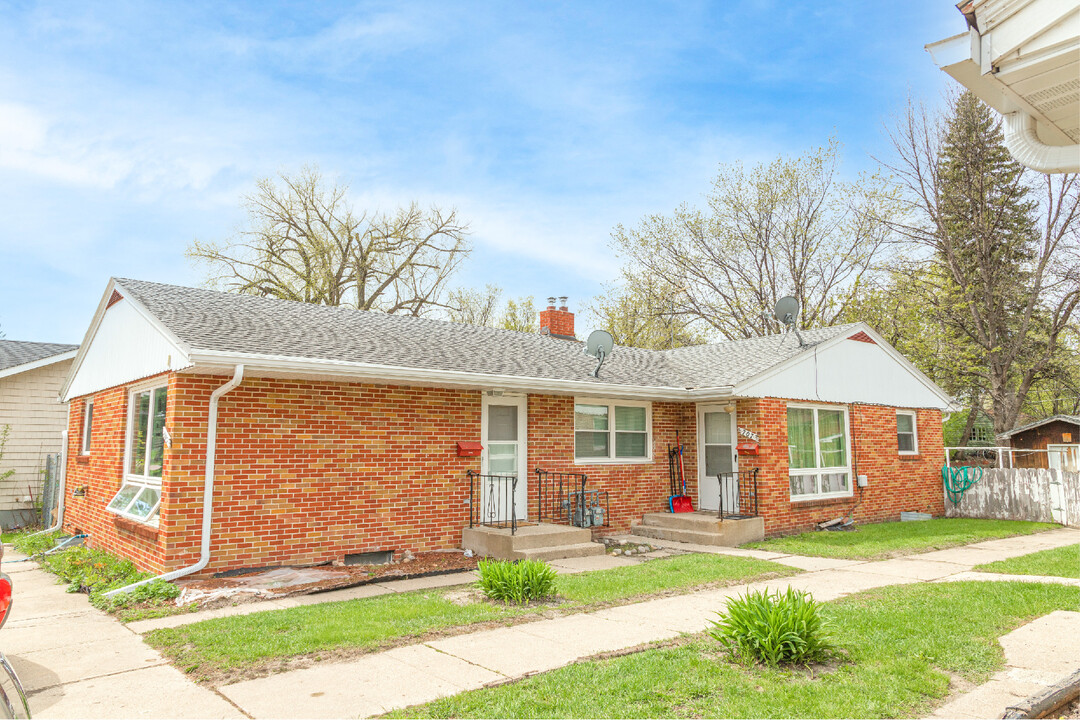 705 N 24th St in Grand Forks, ND - Building Photo