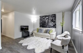 9731 Holly Dr in Everett, WA - Foto de edificio - Building Photo