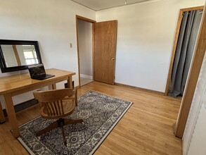 2471 N 66th St, Unit Upper in Wauwatosa, WI - Foto de edificio - Building Photo