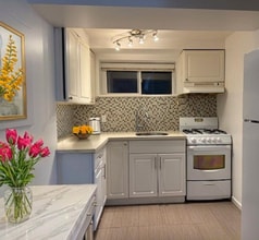 274 5th St E in North Vancouver, BC - Building Photo - Building Photo