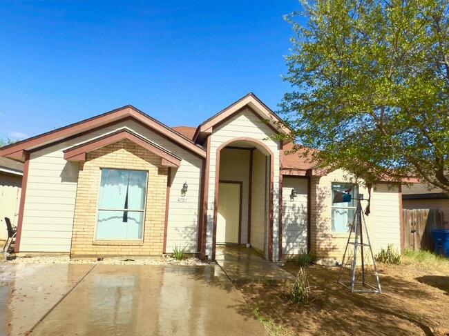 property at 4707 Los Laureles Ln