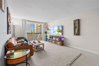 1775 Washington Ave in Miami Beach, FL - Building Photo - Building Photo