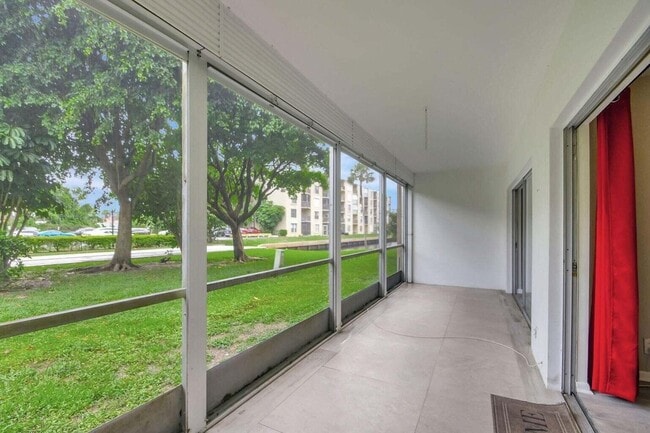 200 Waterway Dr S, Unit 102 in Lantana, FL - Building Photo - Building Photo