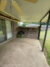 402 Colonial Dr photo'