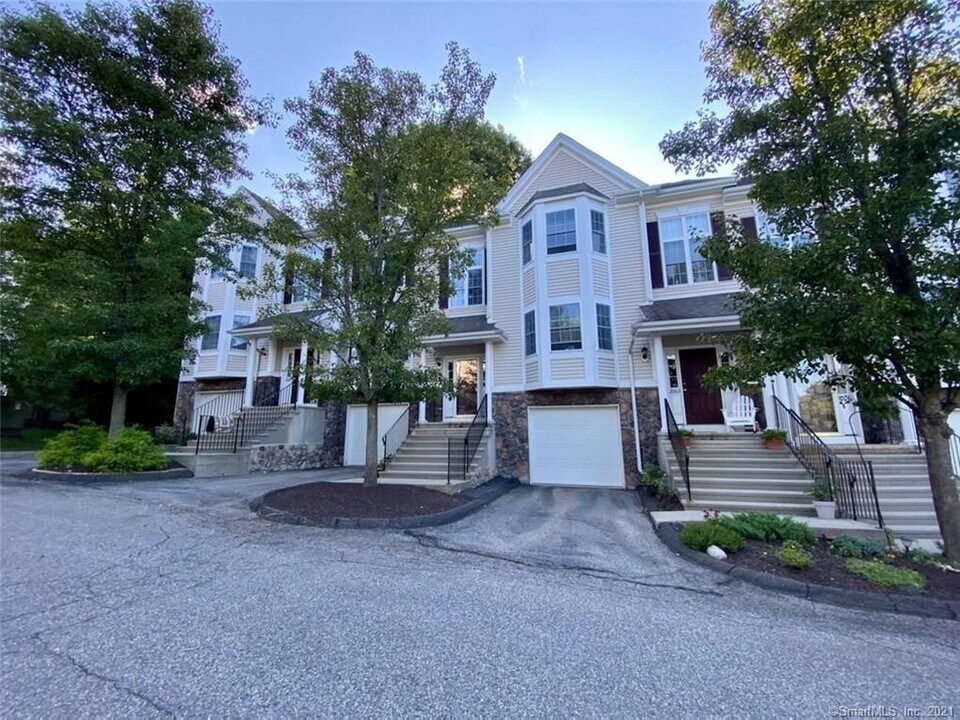 2002 Larson Dr, Unit 2002 in Danbury, CT - Building Photo