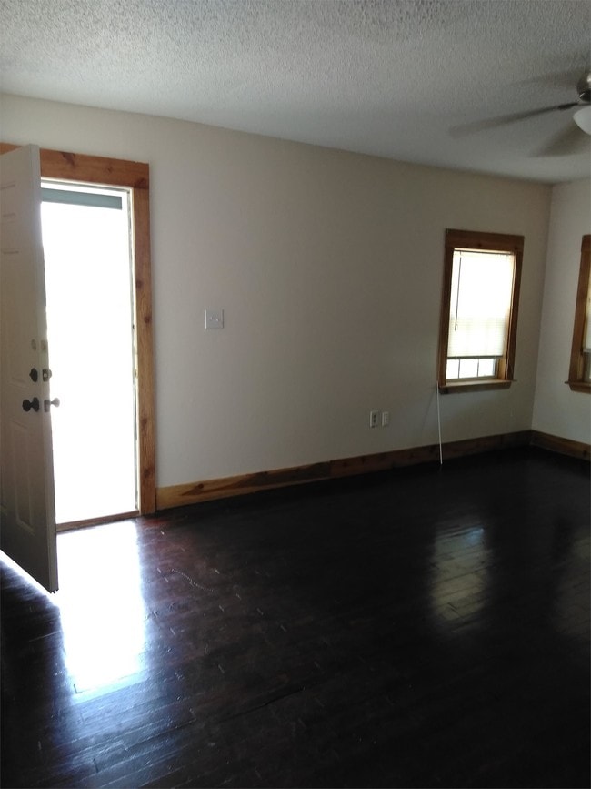 702 S Lee St in Valley View, TX - Building Photo - Building Photo