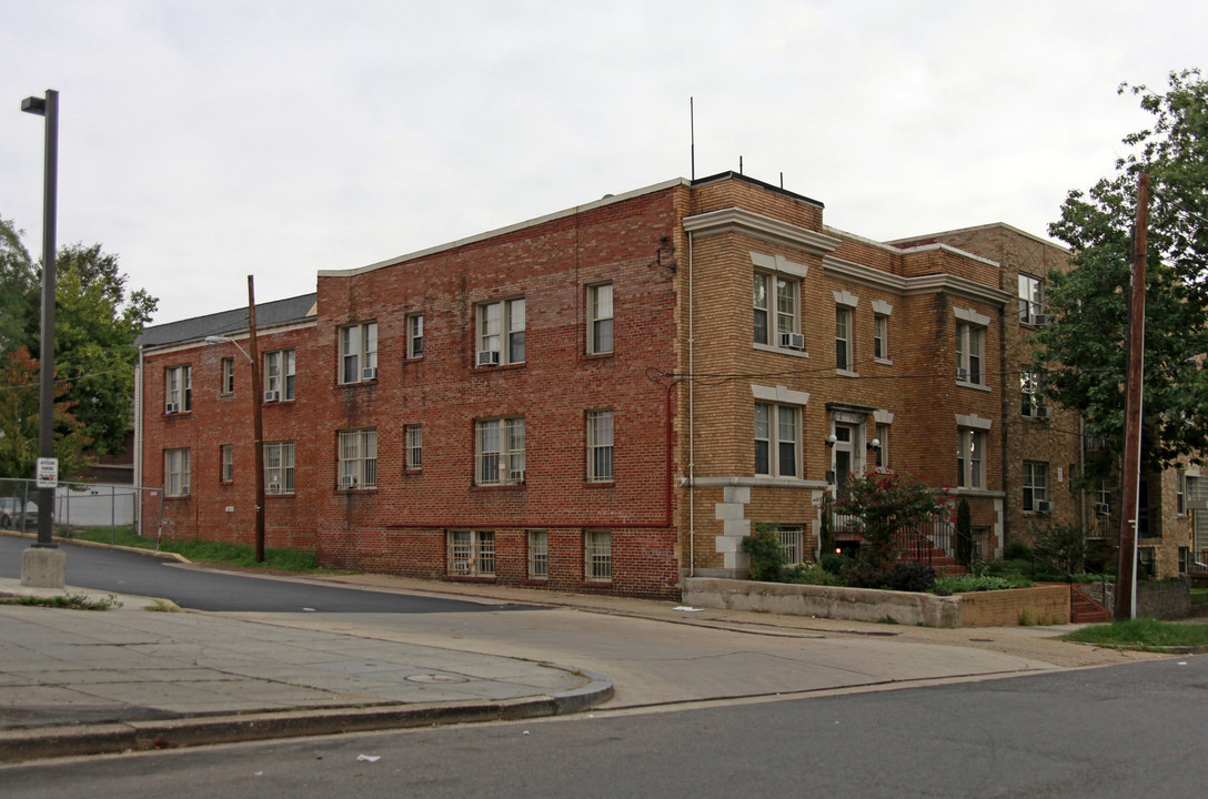 945 Longfellow in Washington, DC - Building Photo