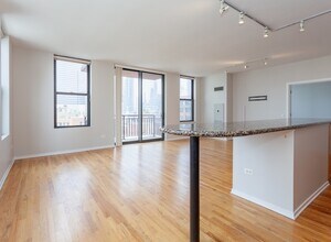 330 N Jefferson St in Chicago, IL - Building Photo - Building Photo